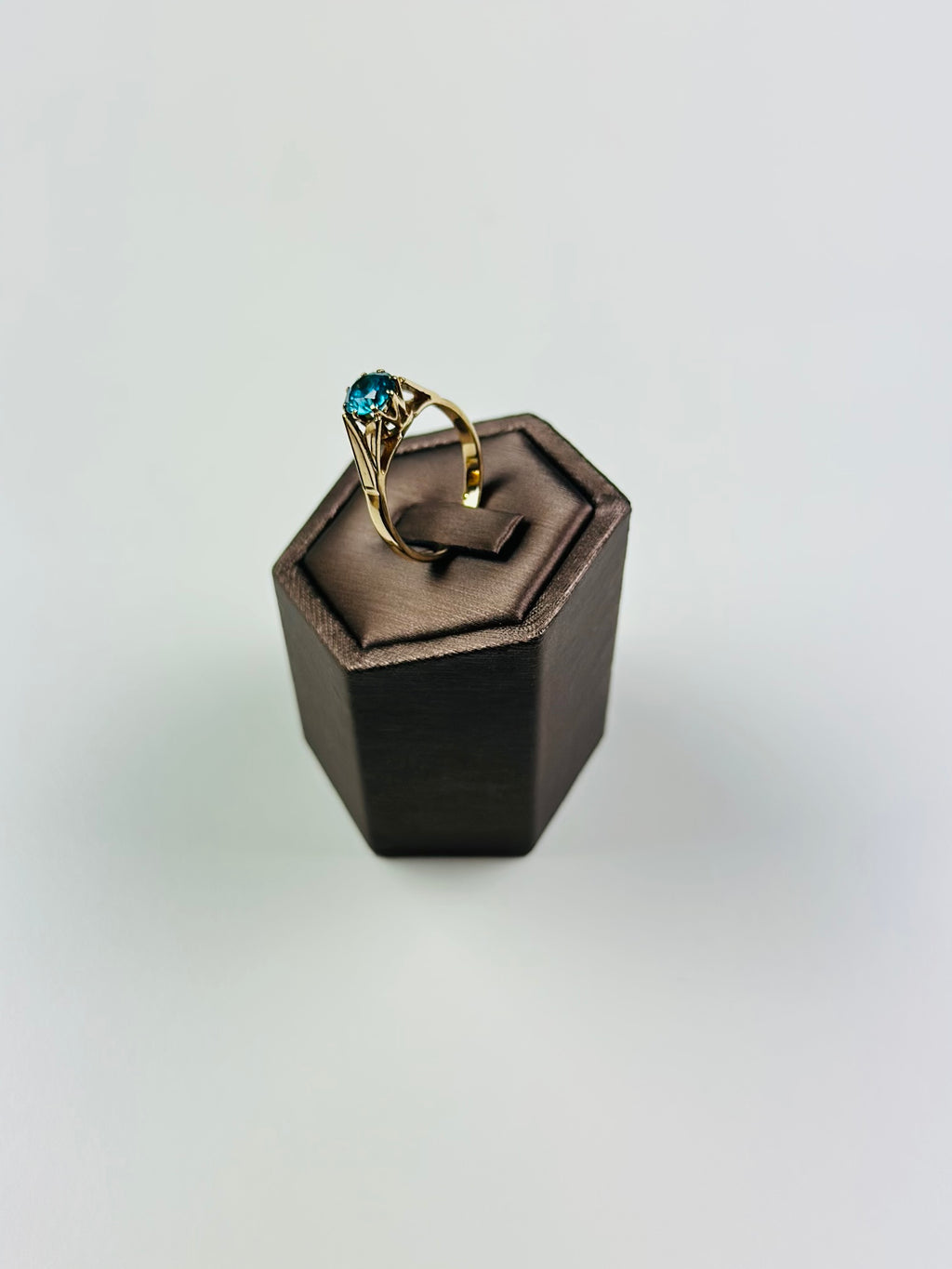 9ct gold blue topaz ring  Hallmarked And Vintage