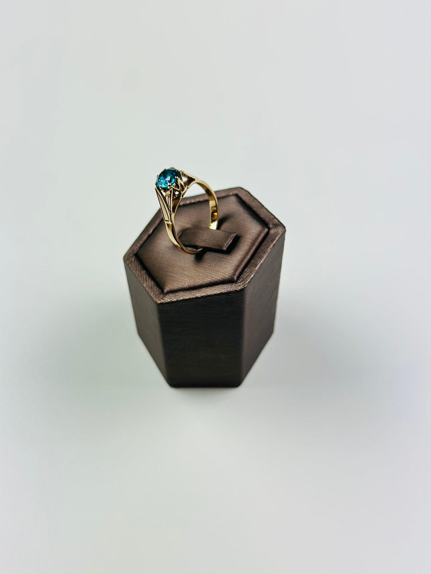9ct gold blue topaz ring  Hallmarked And Vintage