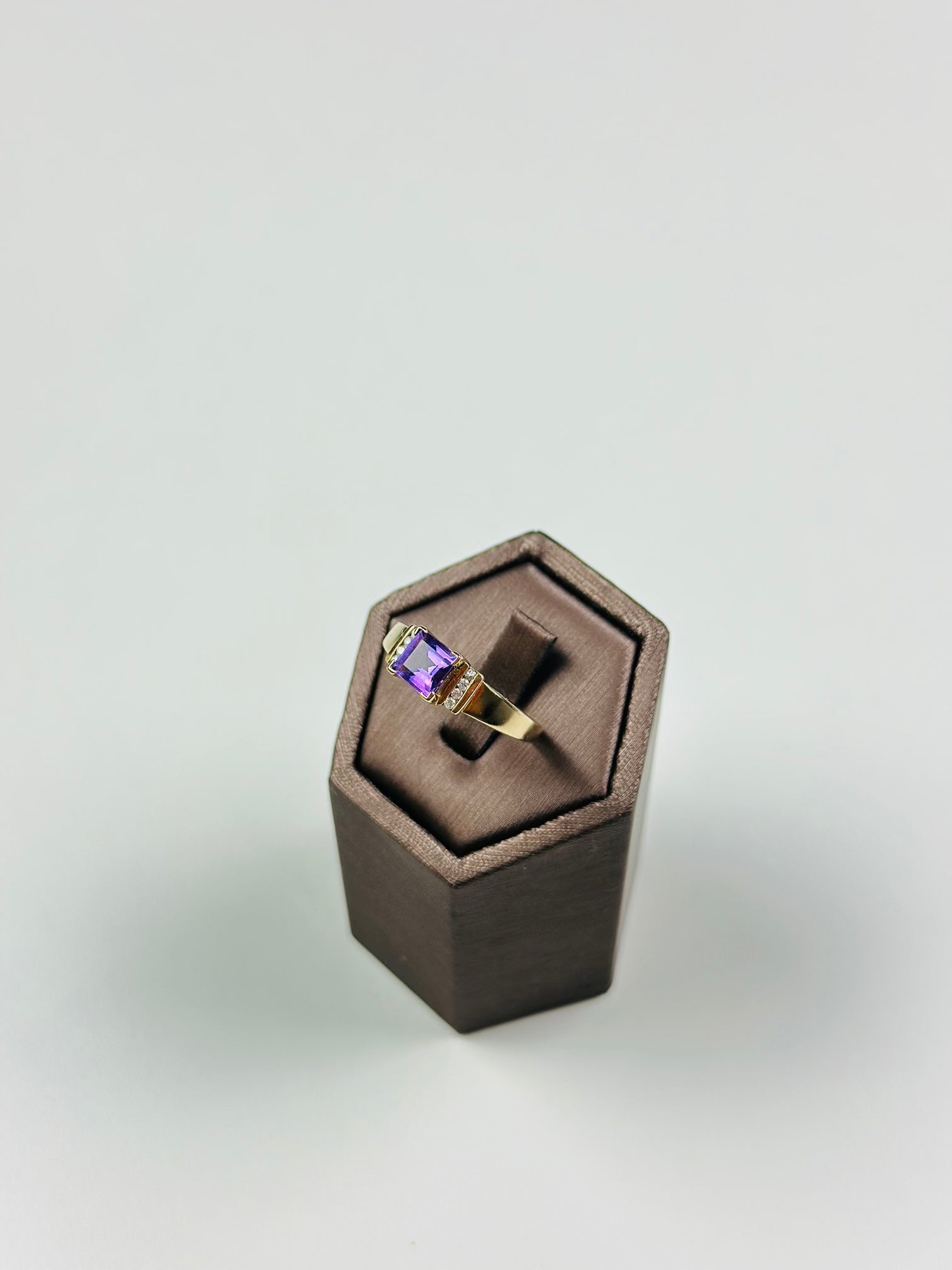 9ct yellow gold amethyst ring Size 9 , Vintage Piece And Hallmarked