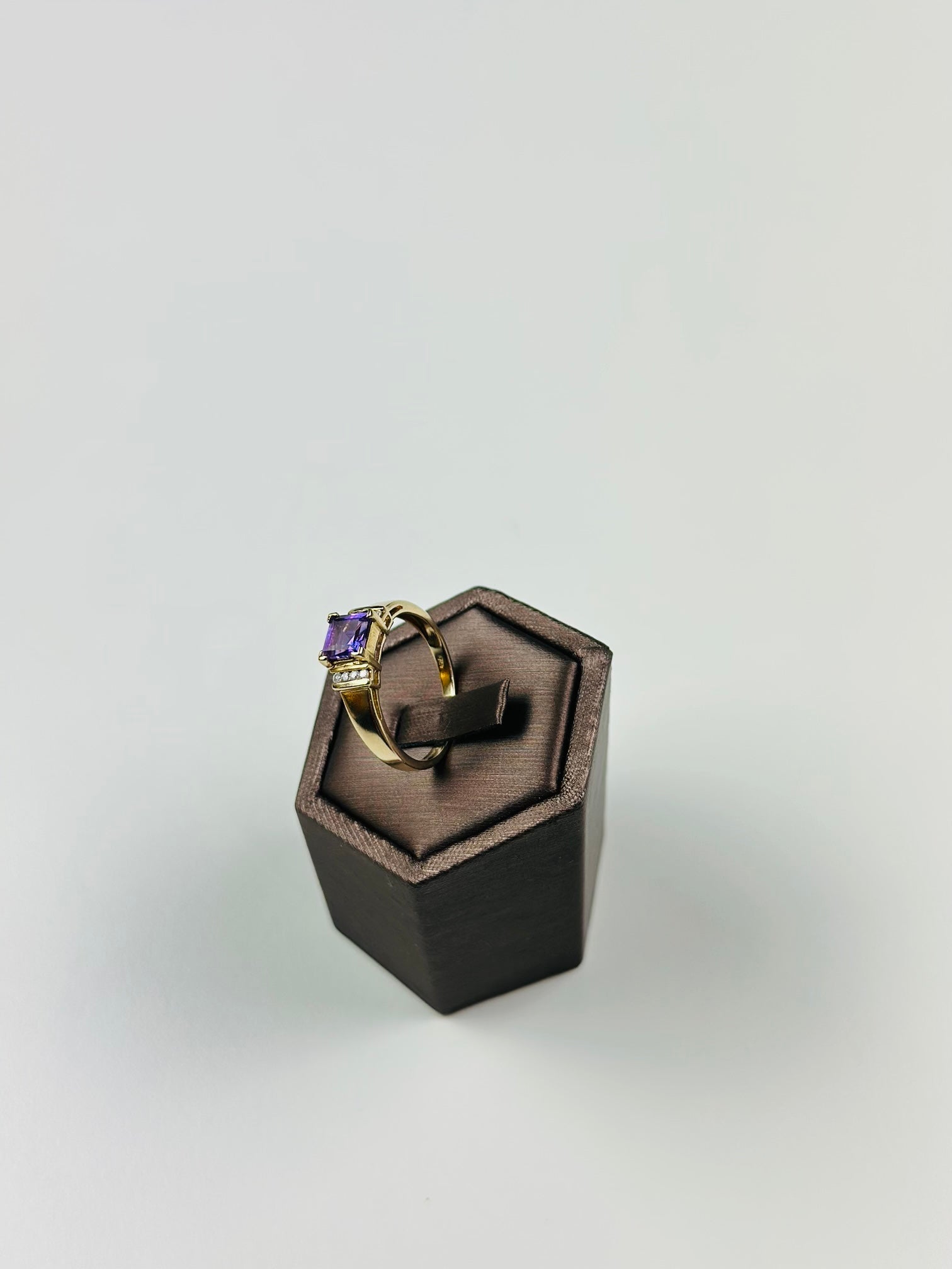 9ct yellow gold amethyst ring Size 9 , Vintage Piece And Hallmarked