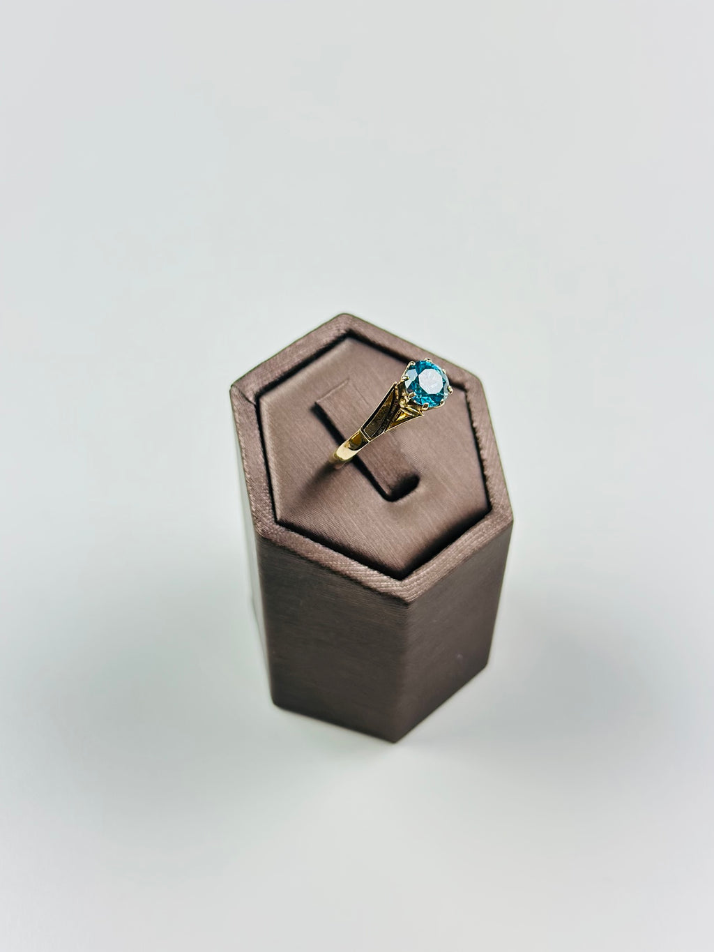 9ct gold blue topaz ring  Hallmarked And Vintage