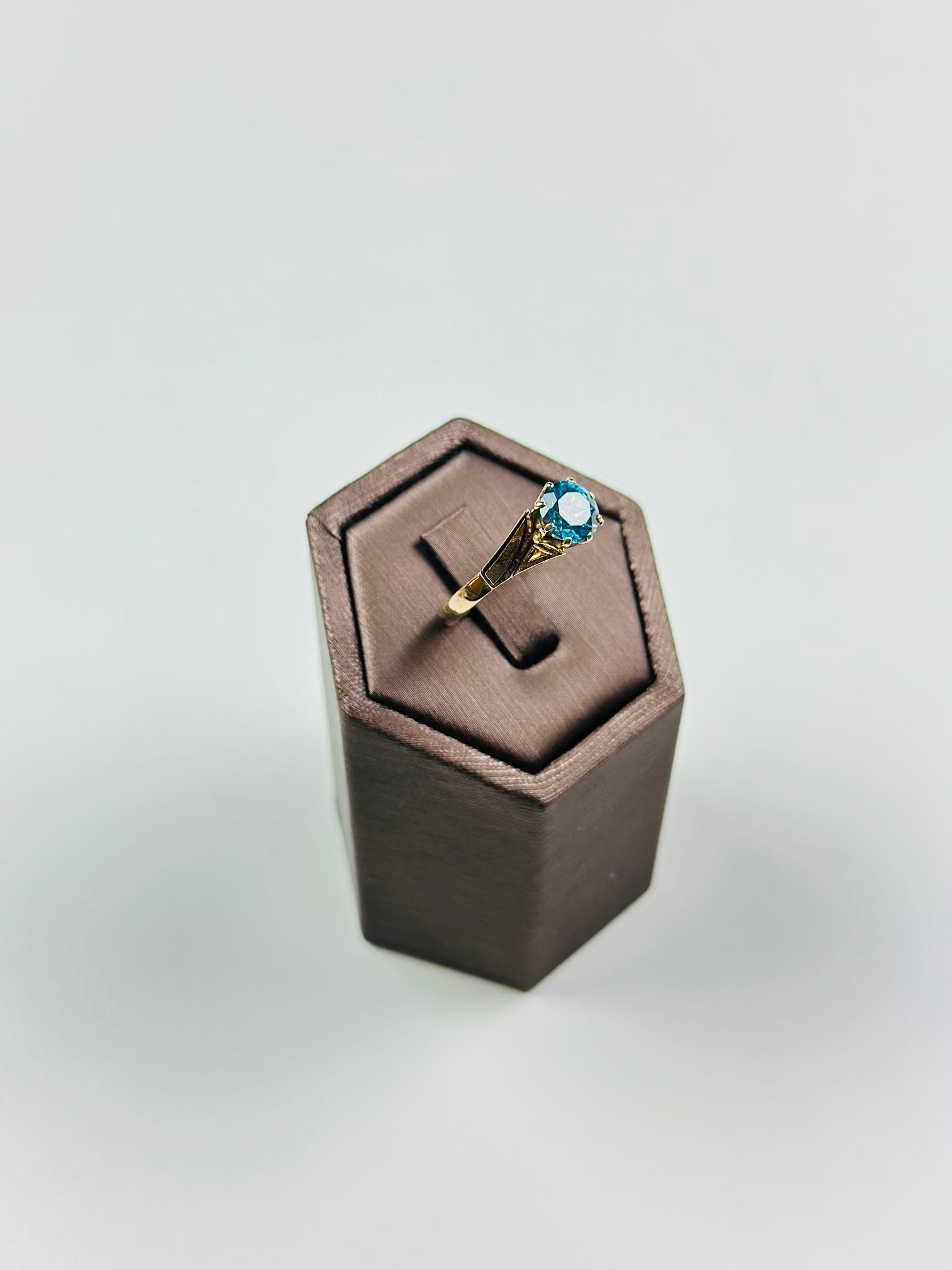 9ct gold blue topaz ring  Hallmarked And Vintage