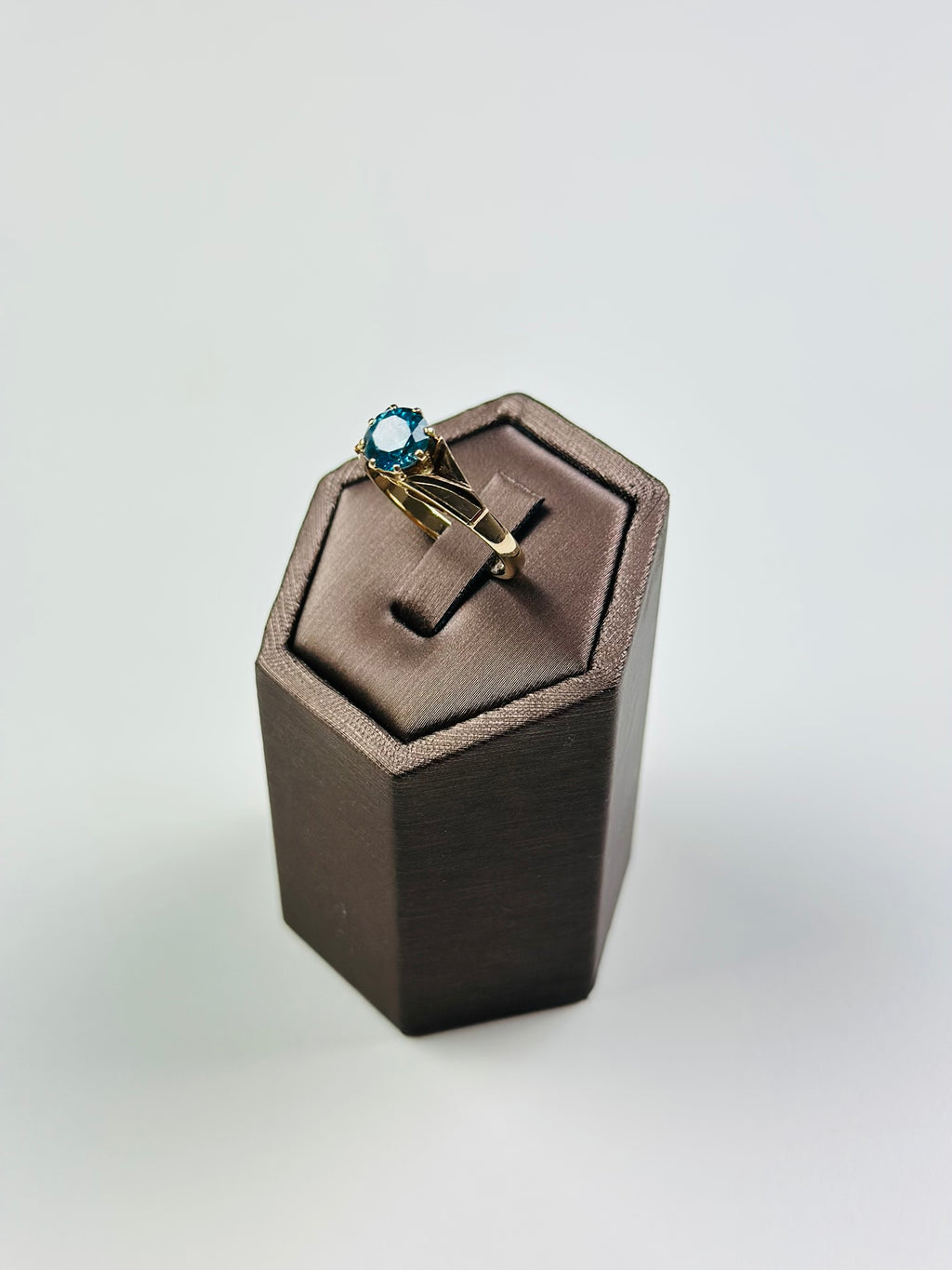 9ct gold blue topaz ring  Hallmarked And Vintage