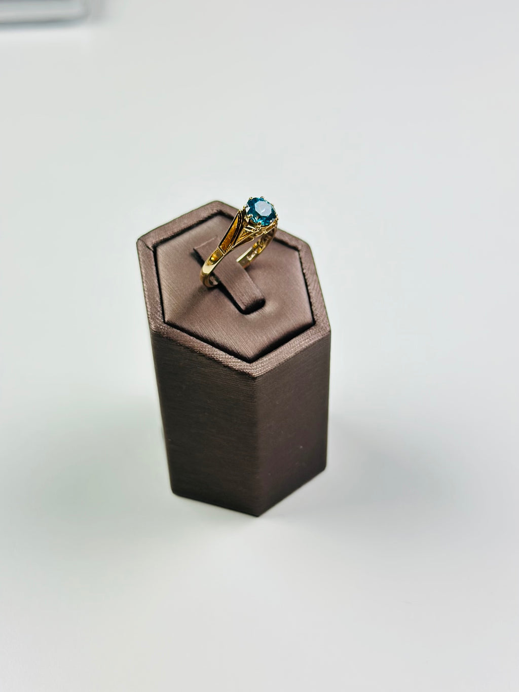 9ct gold blue topaz ring  Hallmarked And Vintage