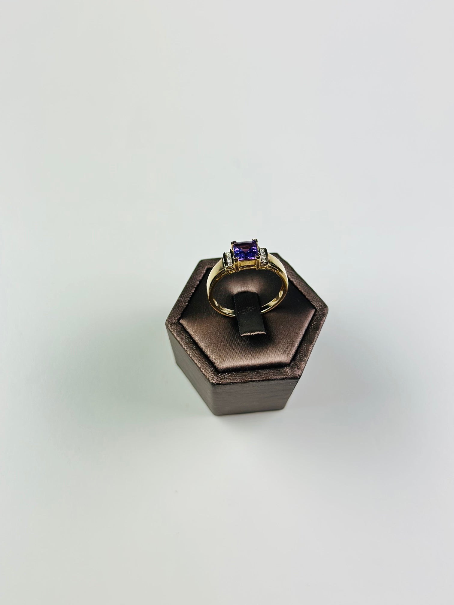 9ct yellow gold amethyst ring Size 9 , Vintage Piece And Hallmarked