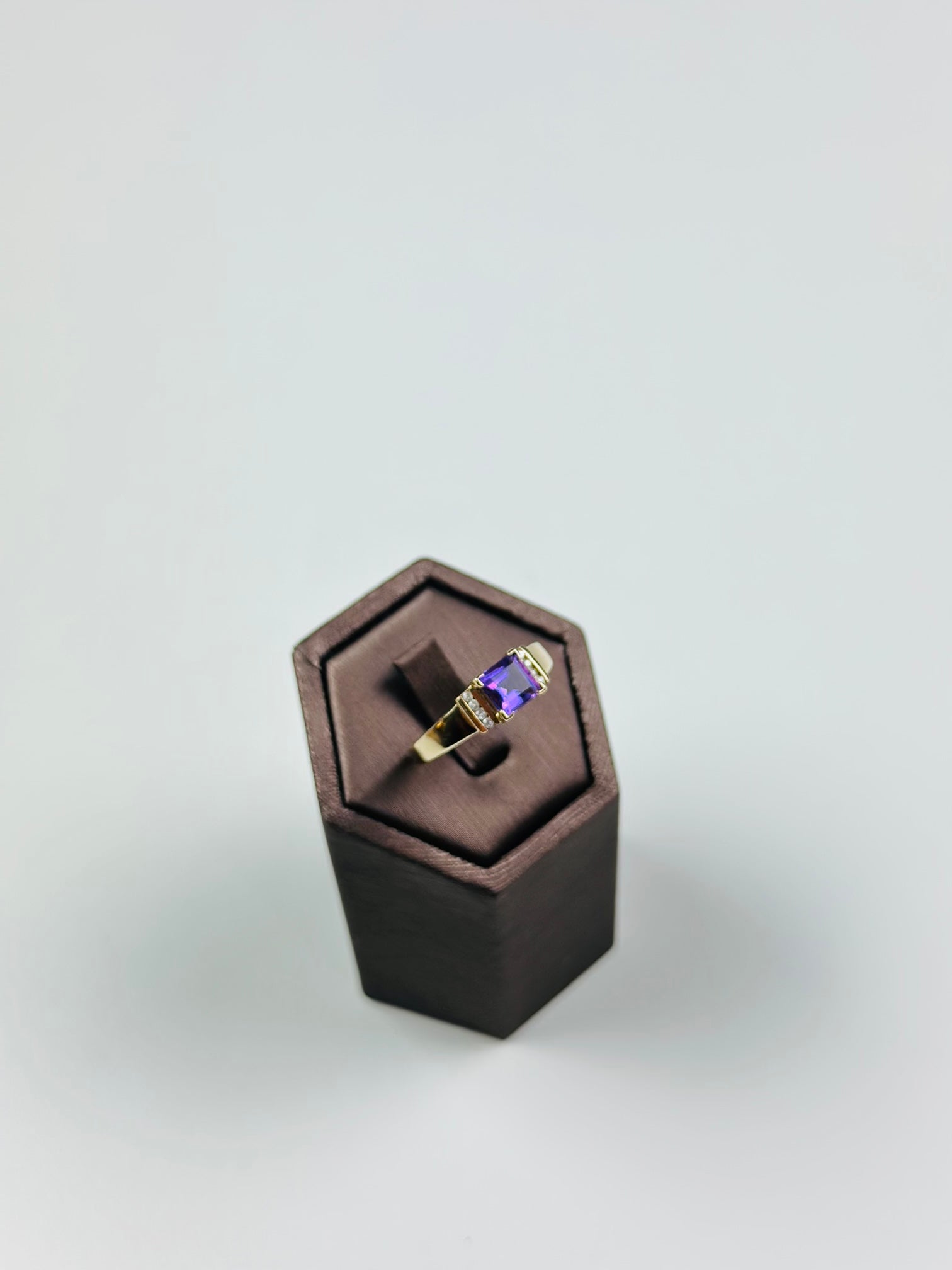 9ct yellow gold amethyst ring Size 9 , Vintage Piece And Hallmarked